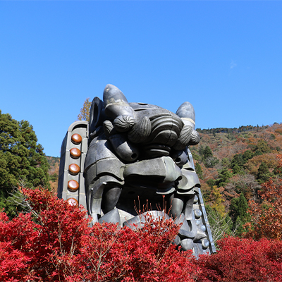 日本の鬼の交流博物館の前庭に立つ、高さ5m、重さ10トンもある日本一の大鬼瓦